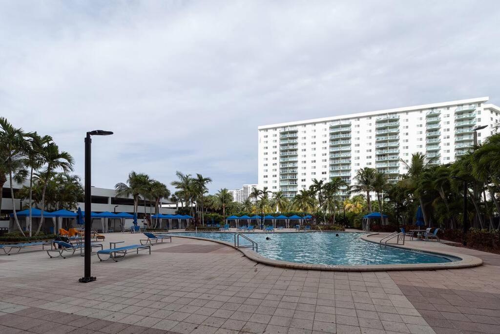 Stunning & Spacious Resort-Style Condo Across From Beach! Miami Beach Extérieur photo